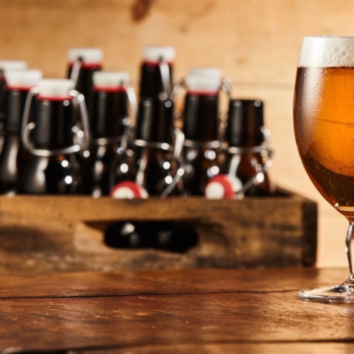 Caixa com sortimento de cervejas artesanais preparada para entrega do Empório Albano's