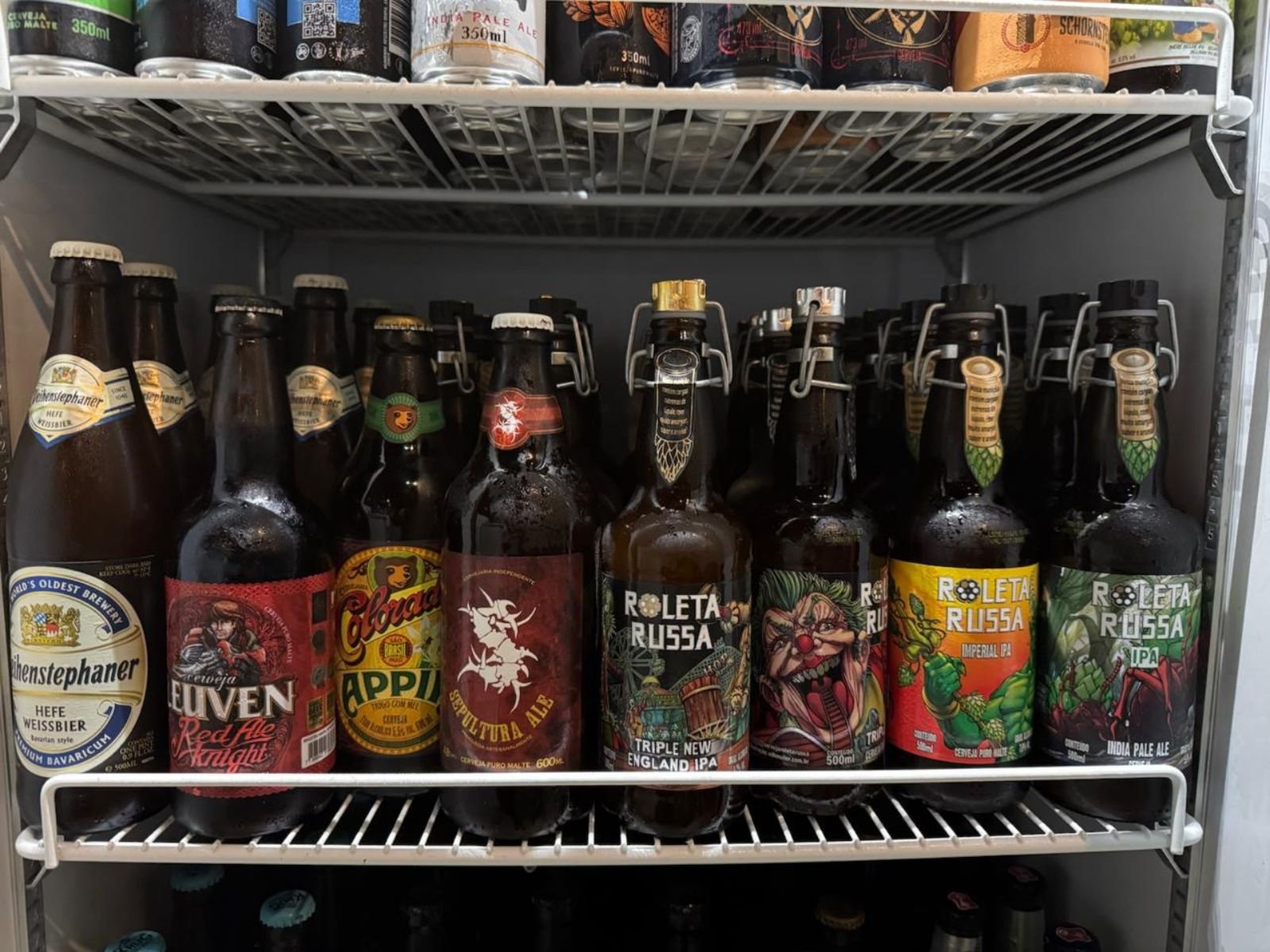 Cliente escolhendo cervejas no Empório Albano's